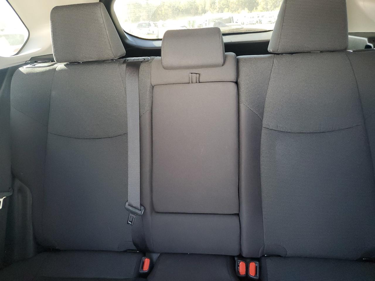 Toyota RAV4 Le Image 9