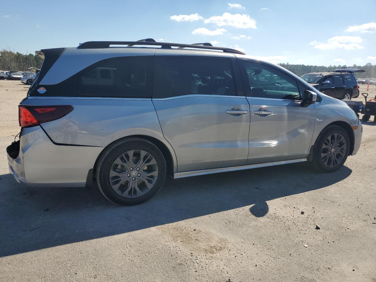 Honda Odyssey Touring Image 2