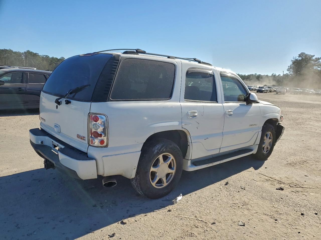 GMC Yukon Denali Image 3