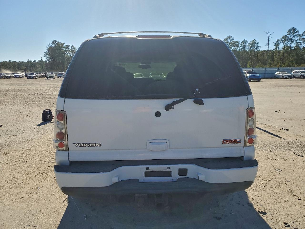 GMC Yukon Denali Image 12