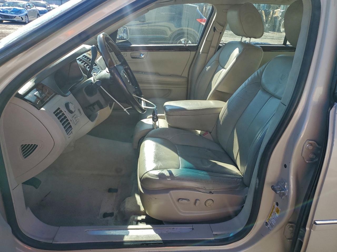 Cadillac DTS Luxury Collection Image 3