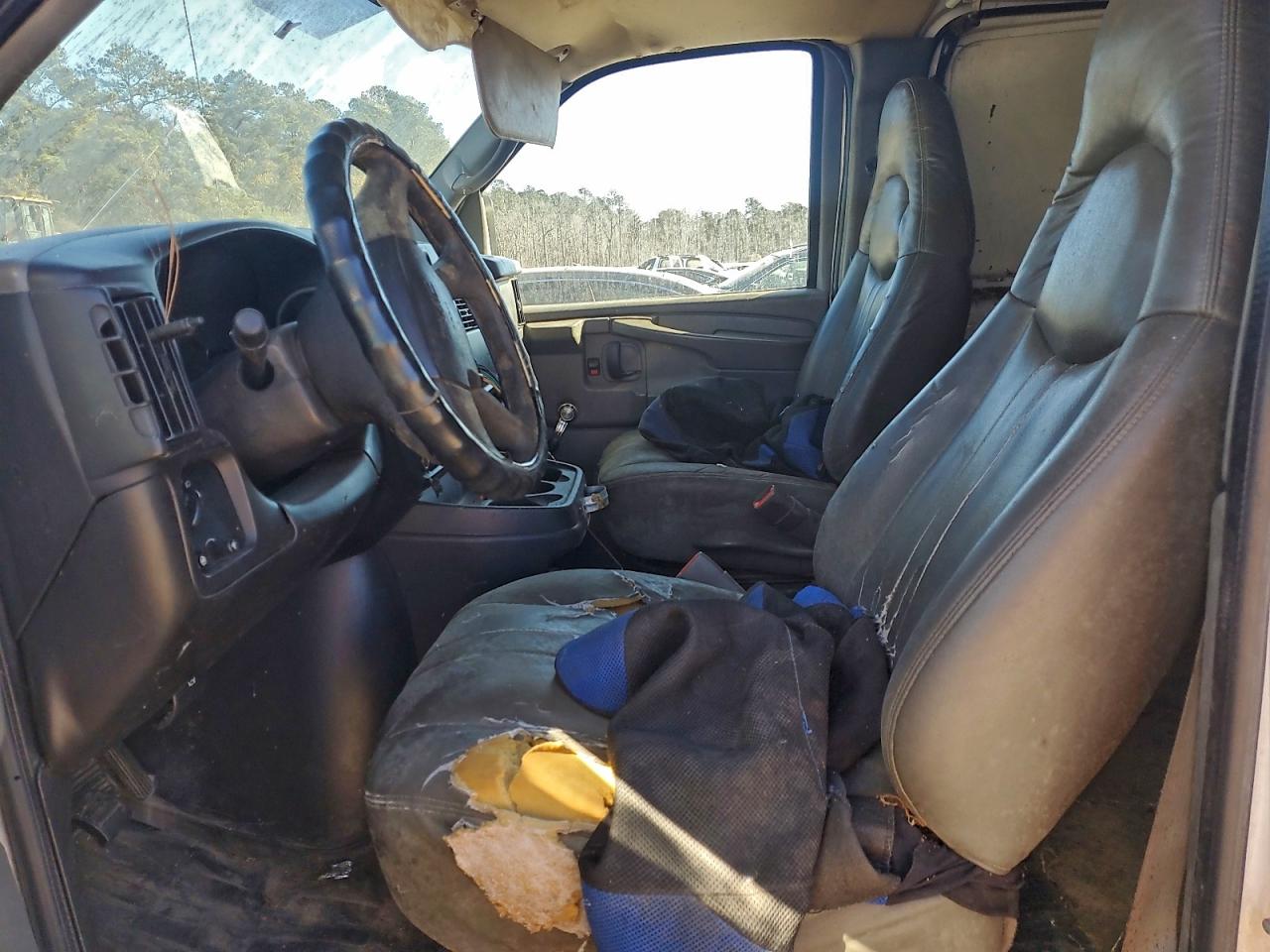 GMC Savana G2500 Image 6