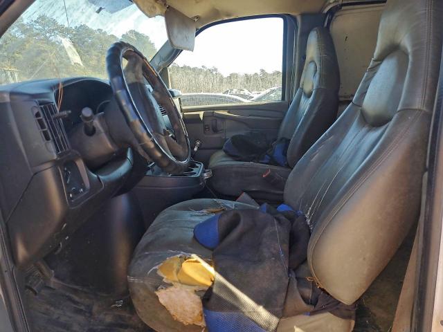 GMC Savana G2500 Image 6