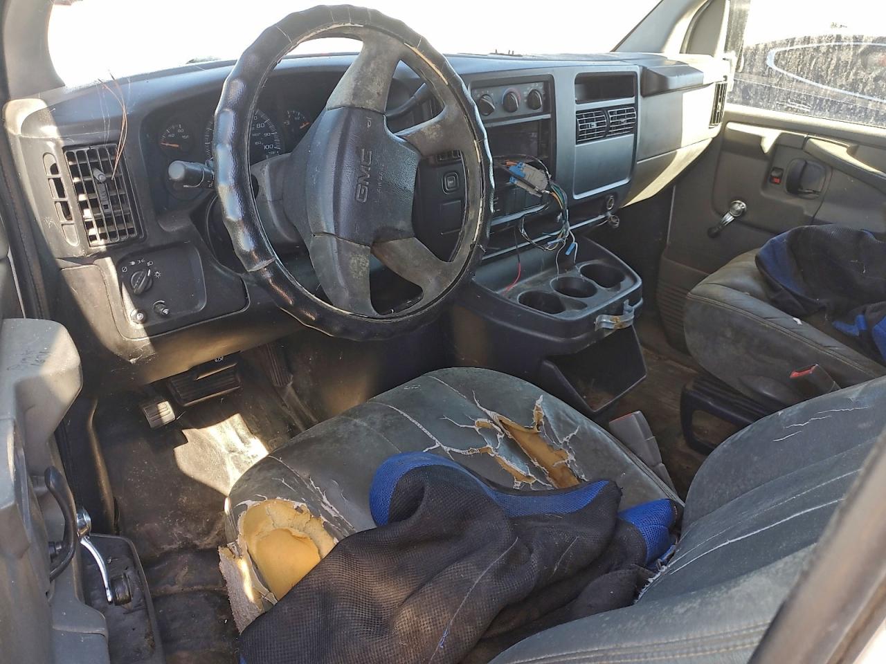 GMC Savana G2500 Image 13