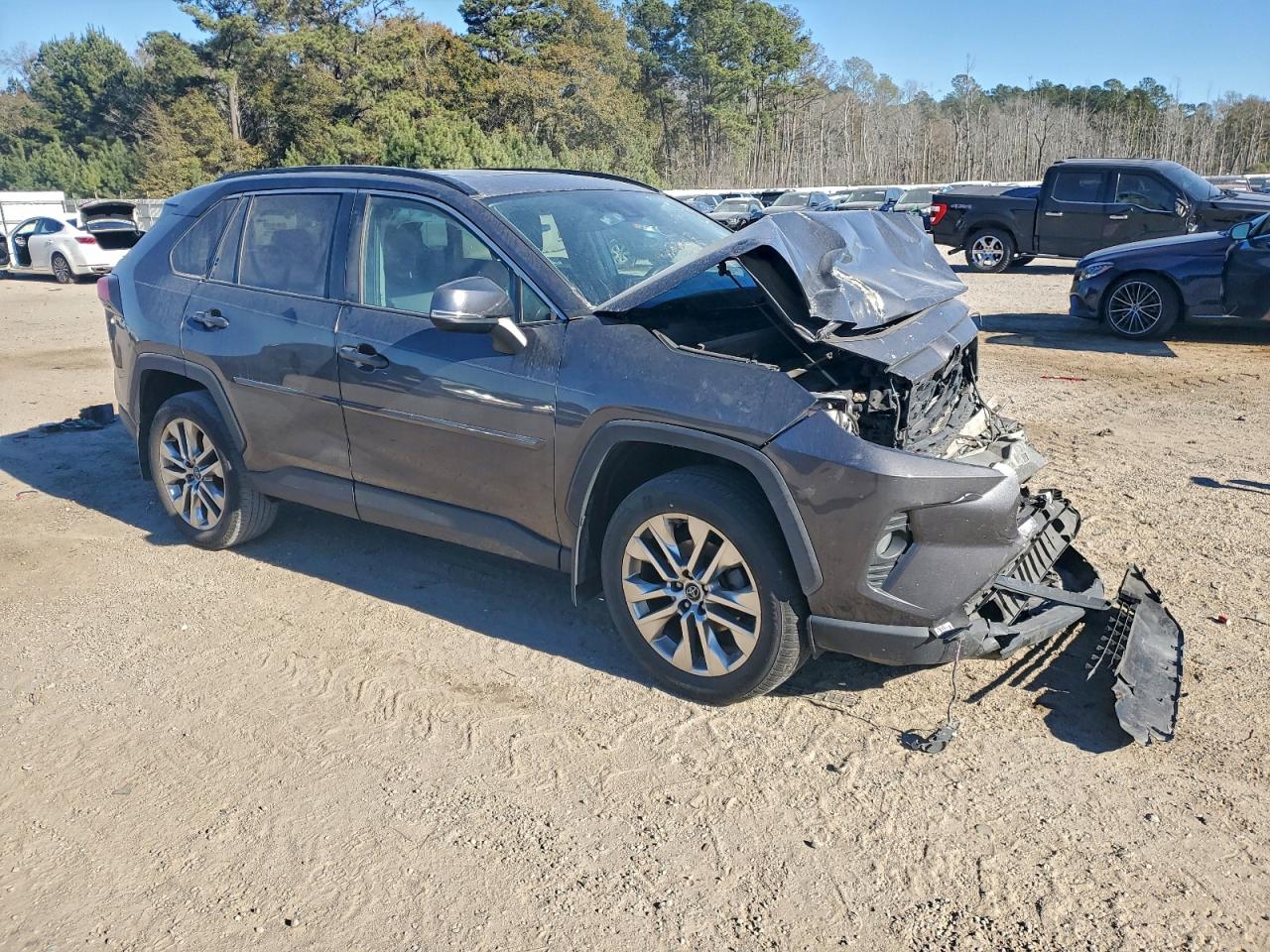 Toyota RAV4 Xle Premium Image 3