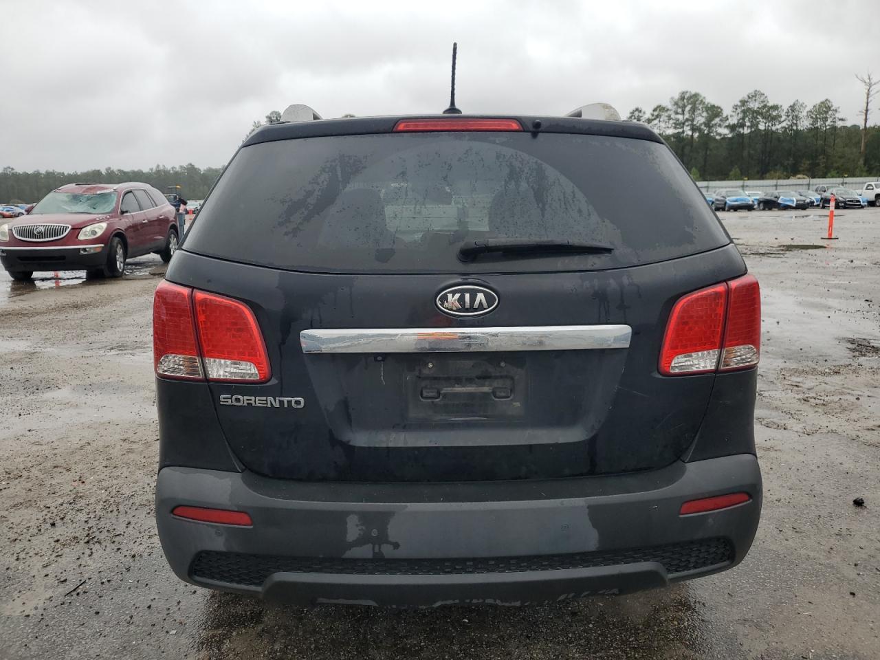 Kia Sorento Base Image 11