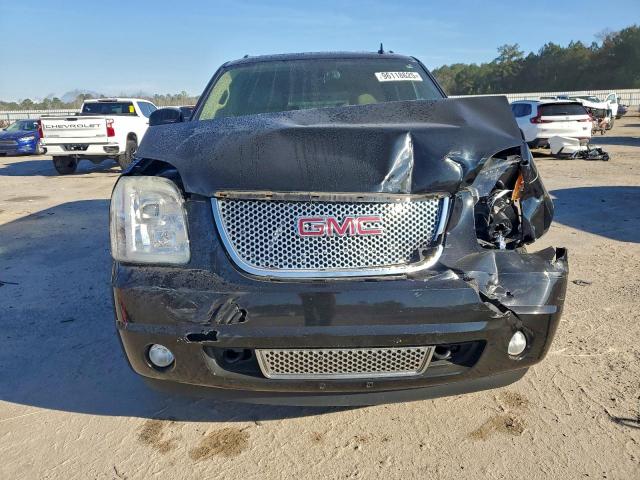 GMC Yukon Denali Image 4