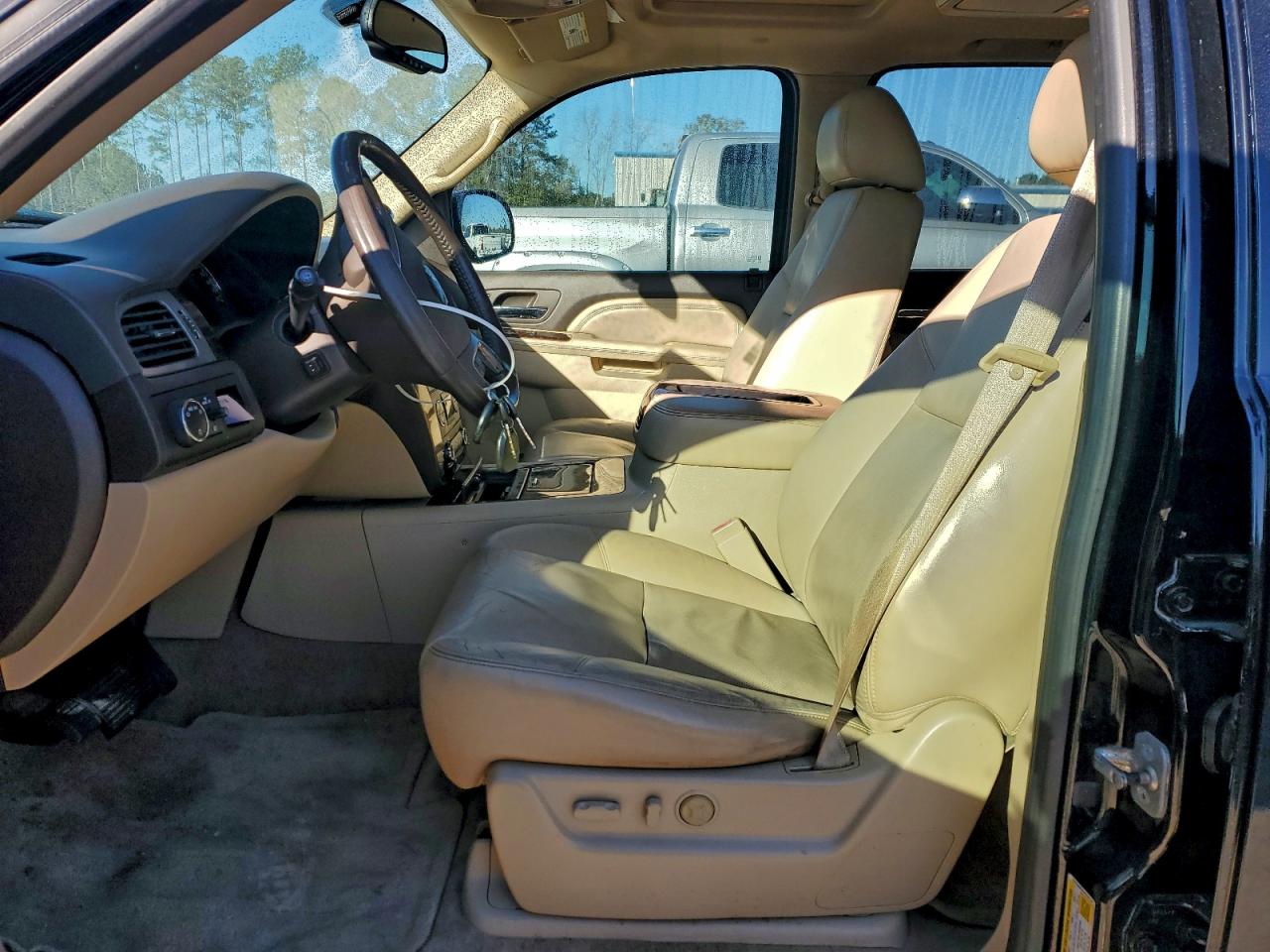 GMC Yukon Denali Image 3