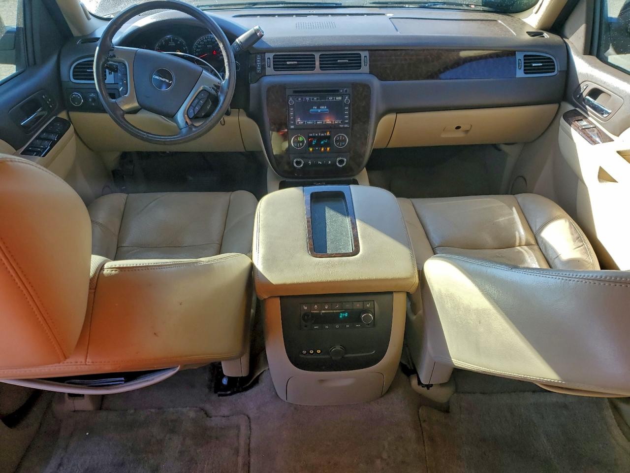 GMC Yukon Denali Image 7