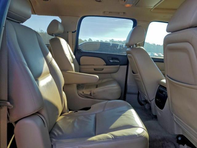 GMC Yukon Denali Image 10