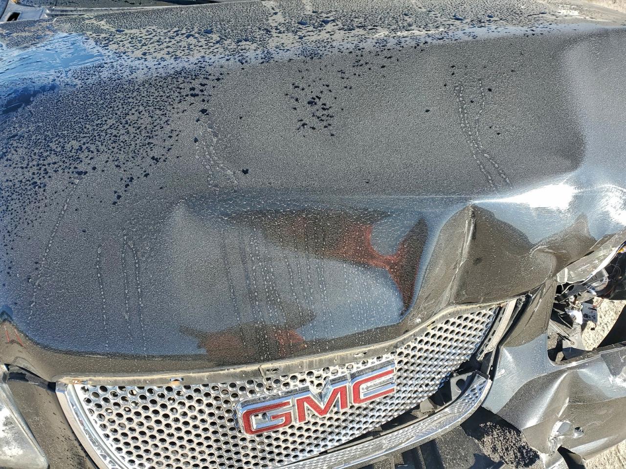 GMC Yukon Denali Image 8