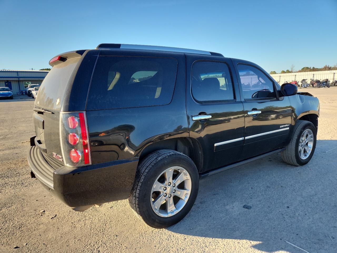 GMC Yukon Denali Image 8