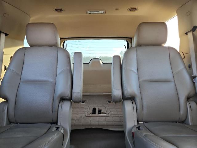 GMC Yukon Denali Image 9