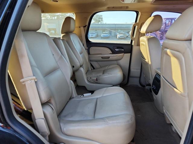 GMC Yukon Denali Image 14