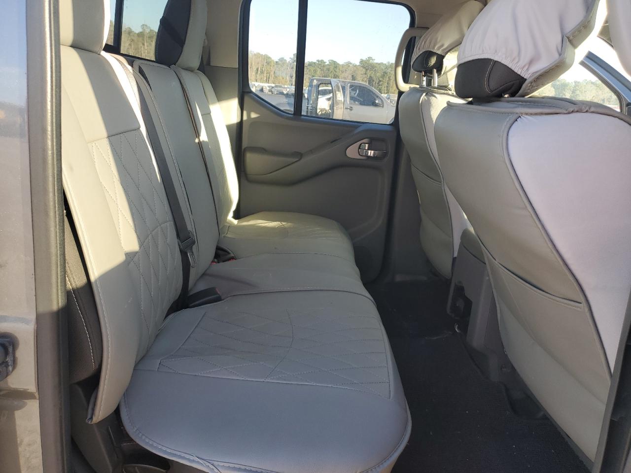 Nissan Frontier S Image 8