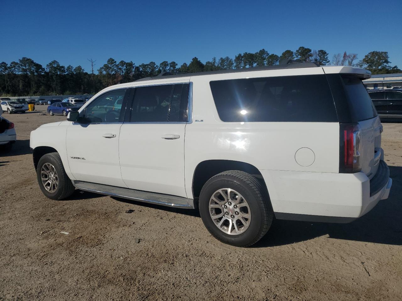 GMC Yukon C1500 Sle Image 3