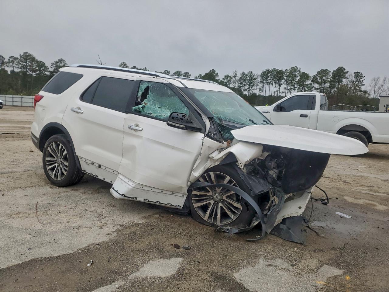 Ford Explorer Platinum Image 2