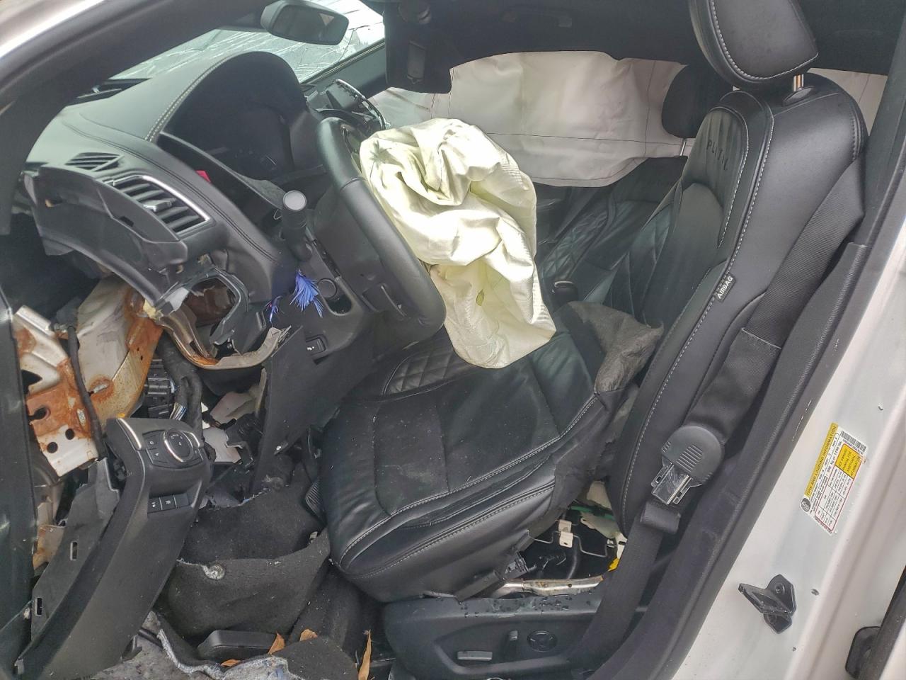 Ford Explorer Platinum Image 6