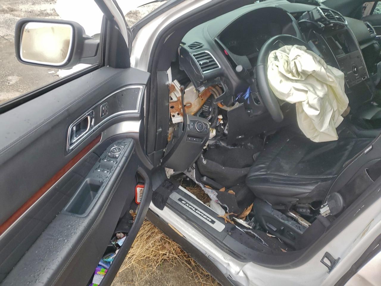 Ford Explorer Platinum Image 7