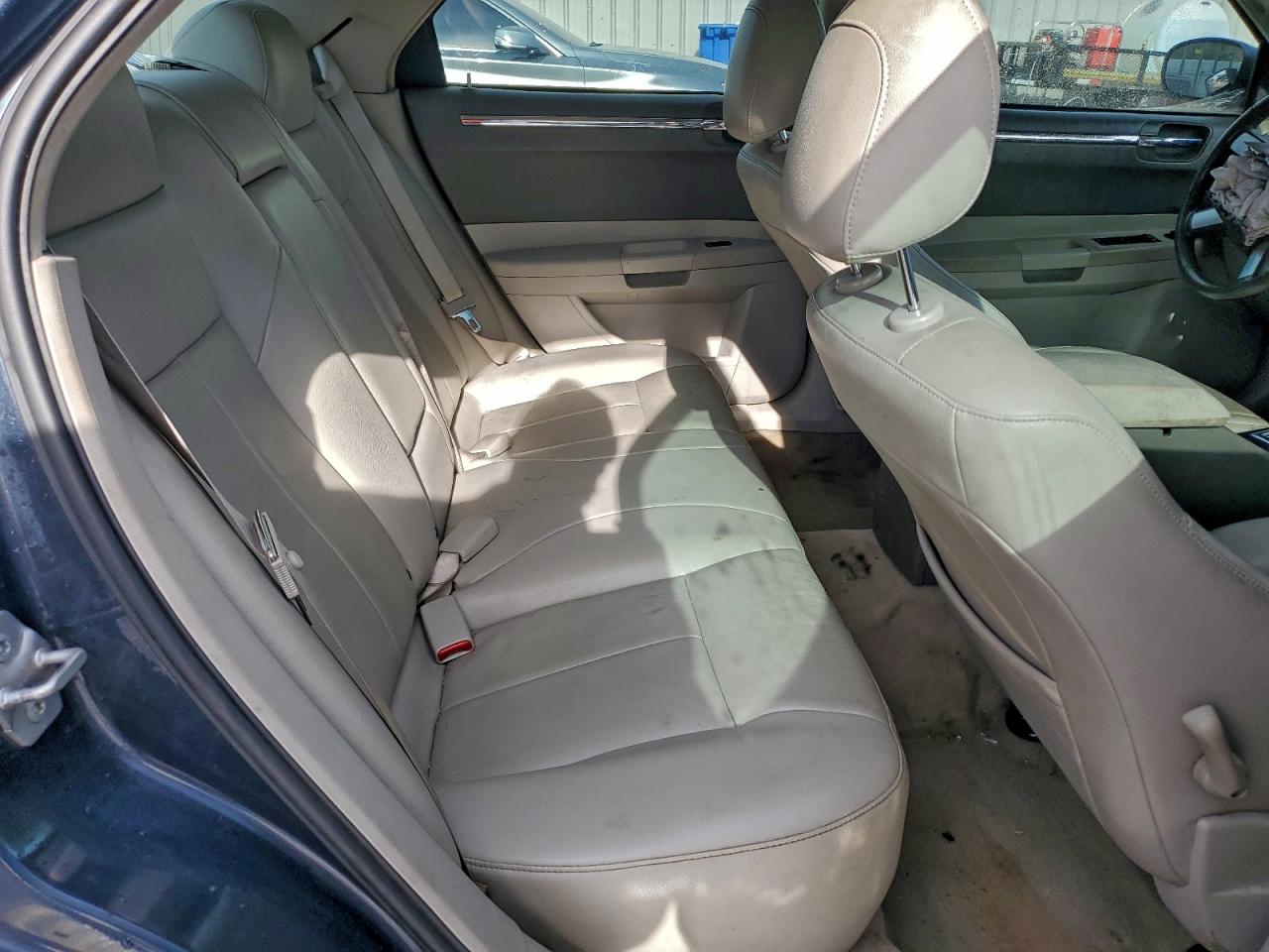 Chrysler 300 Touring Image 8