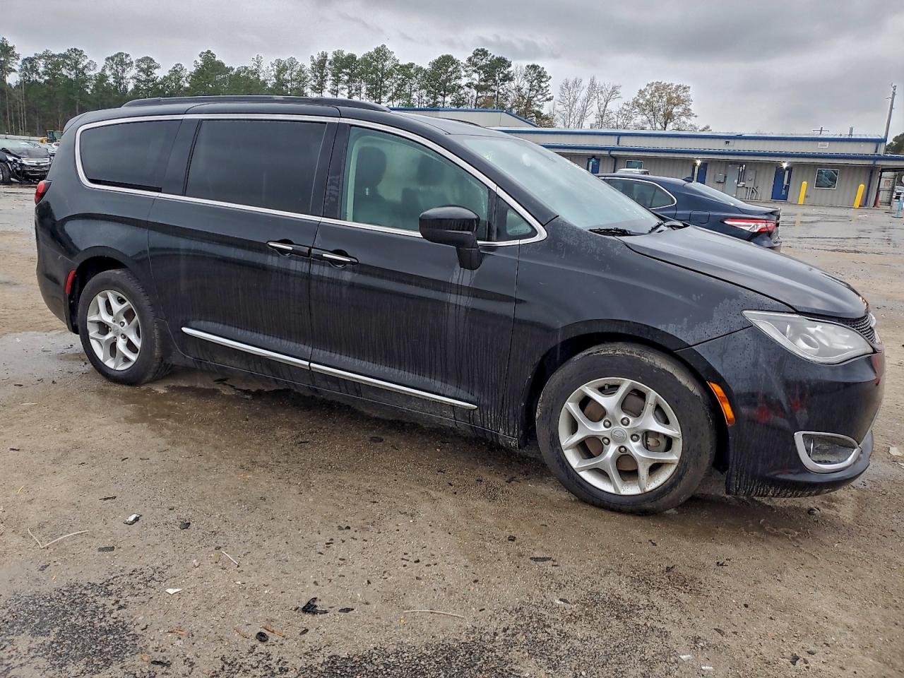 Chrysler Pacifica Touring L Image 7