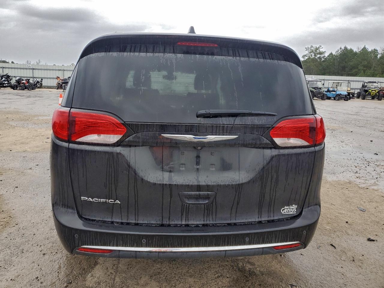 Chrysler Pacifica Touring L Image 3