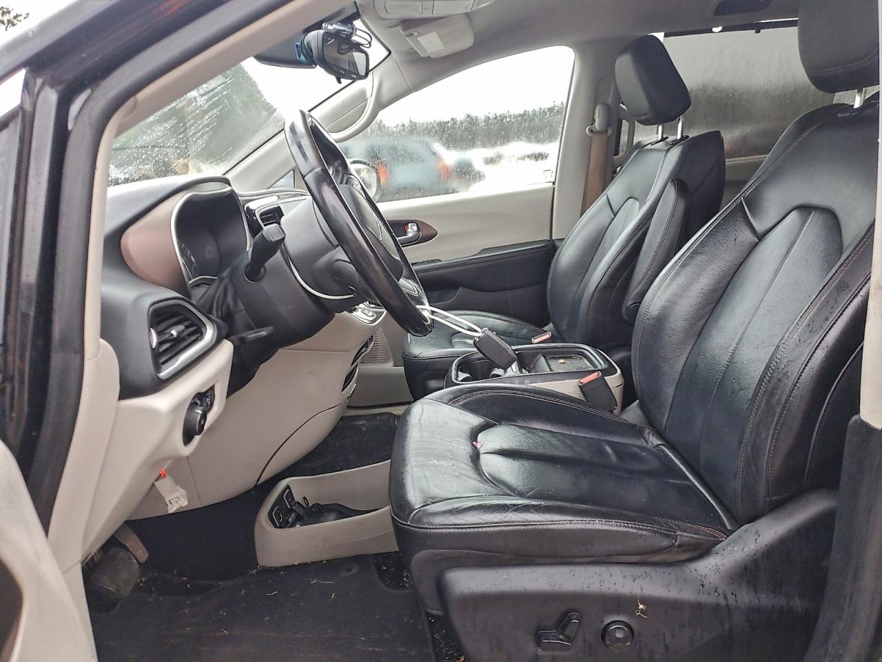 Chrysler Pacifica Touring L Image 5