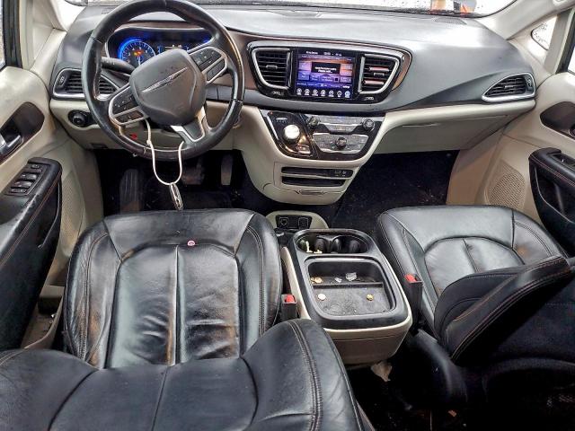 Chrysler Pacifica Touring L Image 2