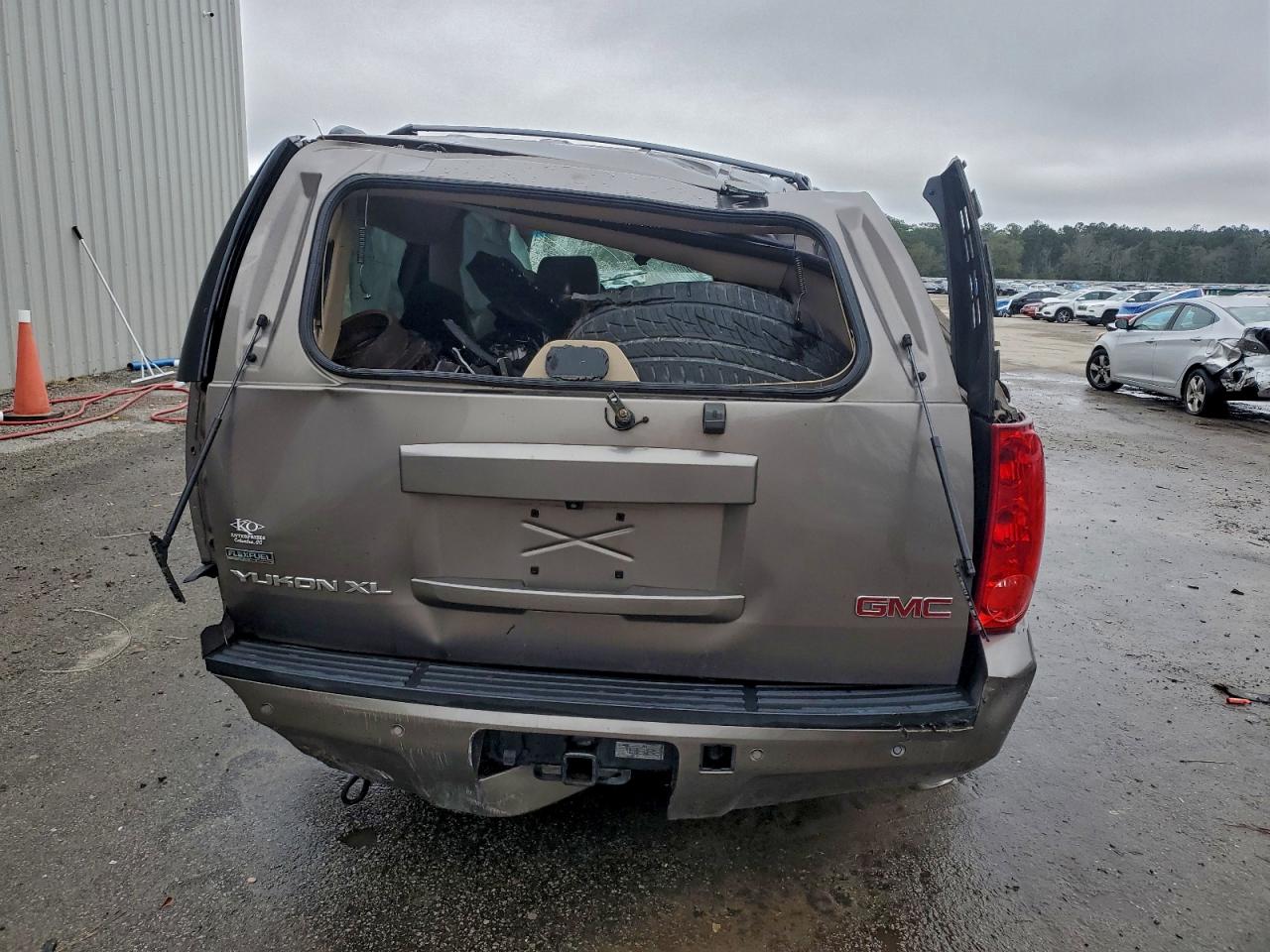 GMC Yukon C1500 Slt Image 2