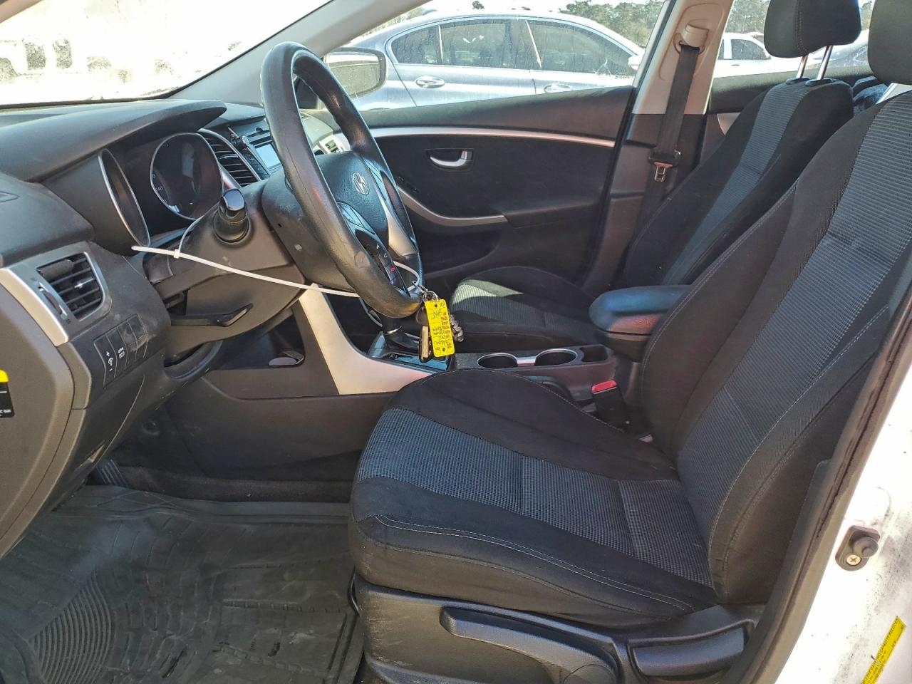 Hyundai ELANTRA Image 2