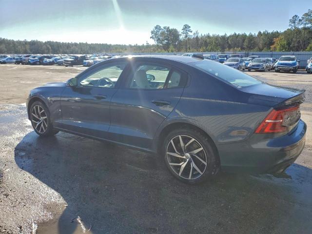 Volvo S60 T5 Momentum Image 2