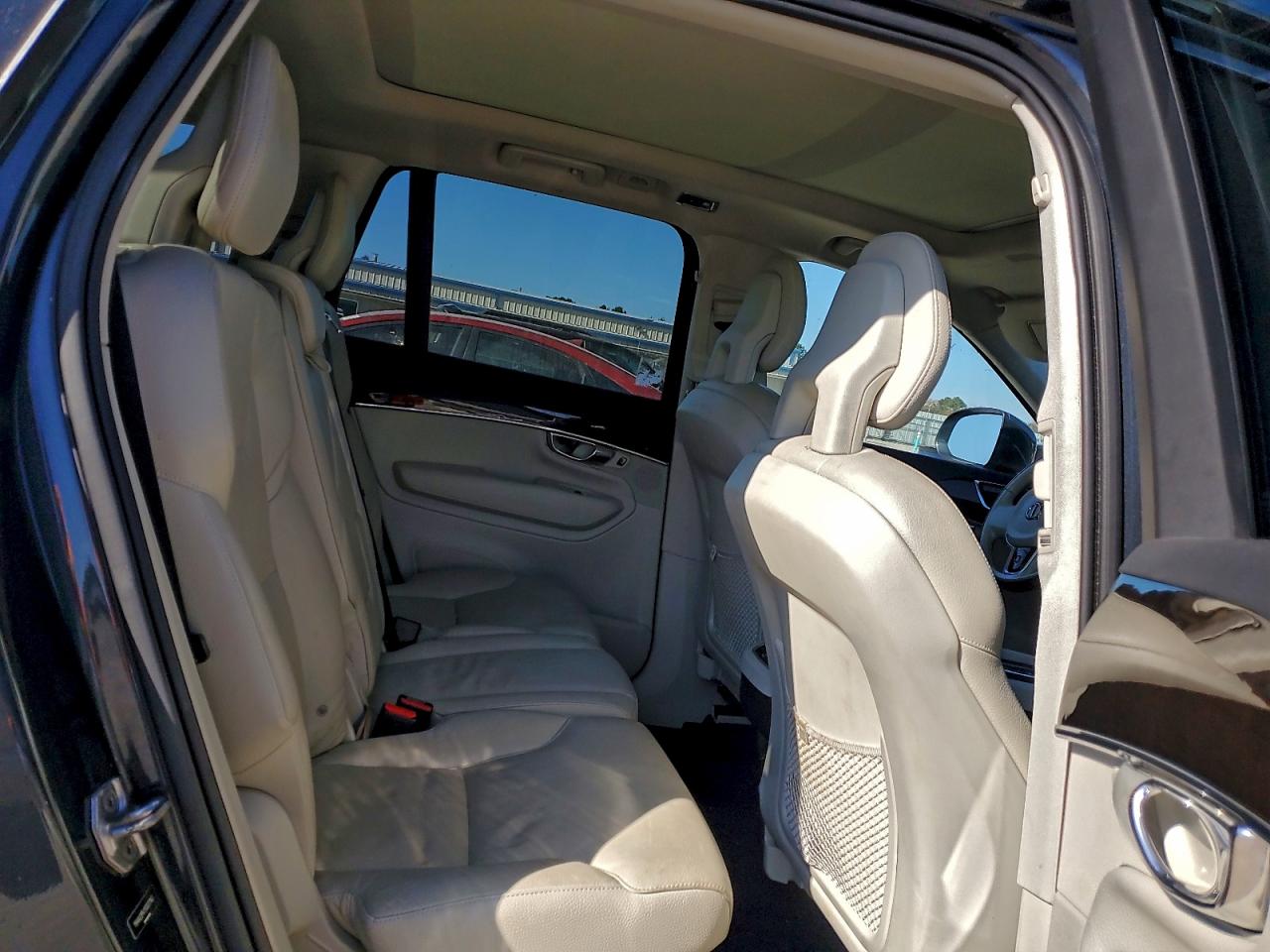 Volvo XC90 T6 Image 8