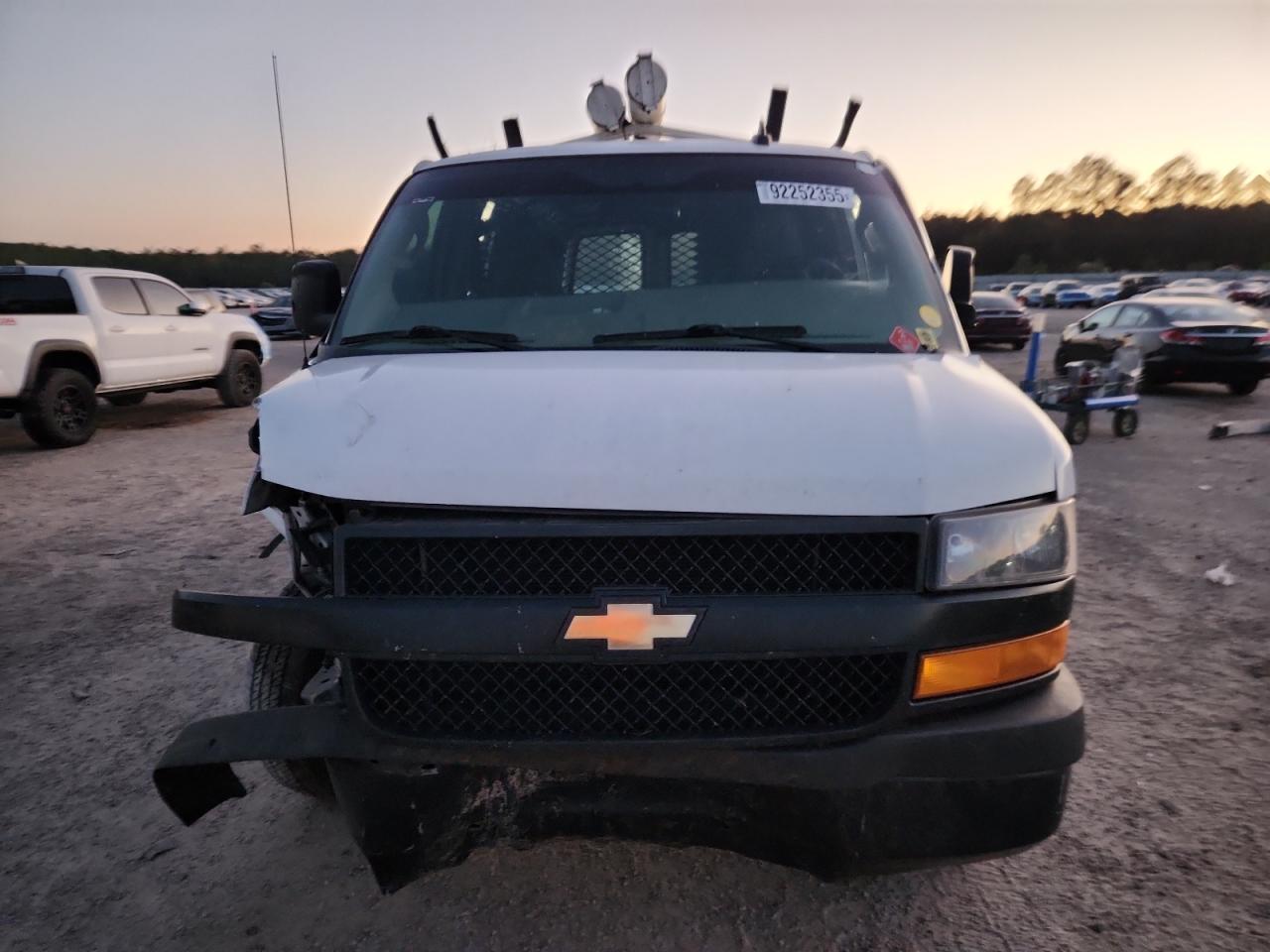 Chevrolet Express Image 13