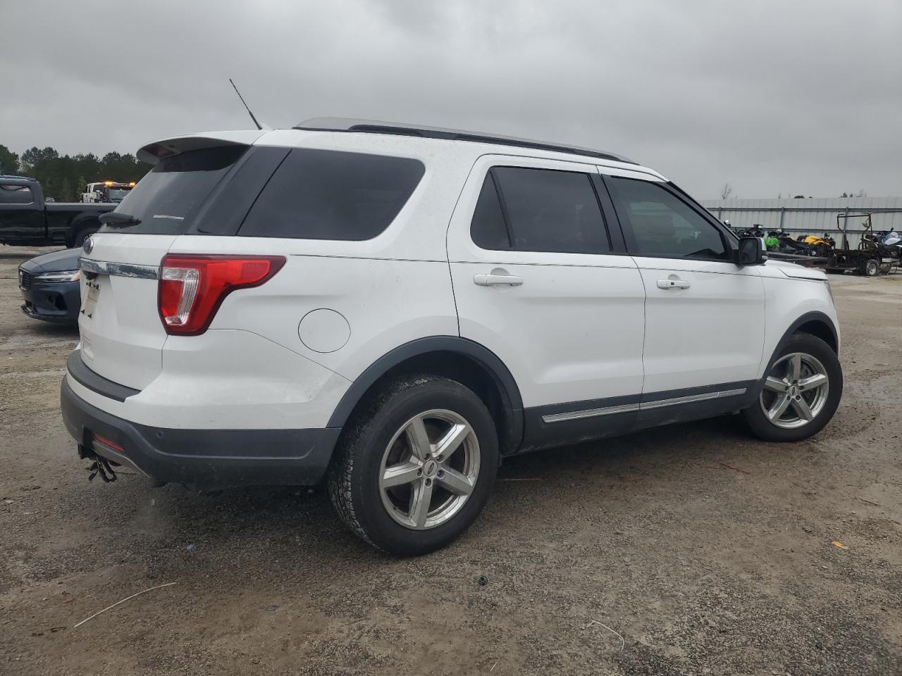 Ford Explorer Xlt Image 8