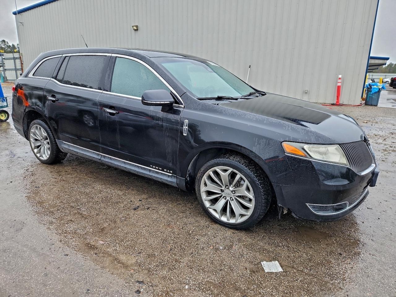 Lincoln MKT Image 5