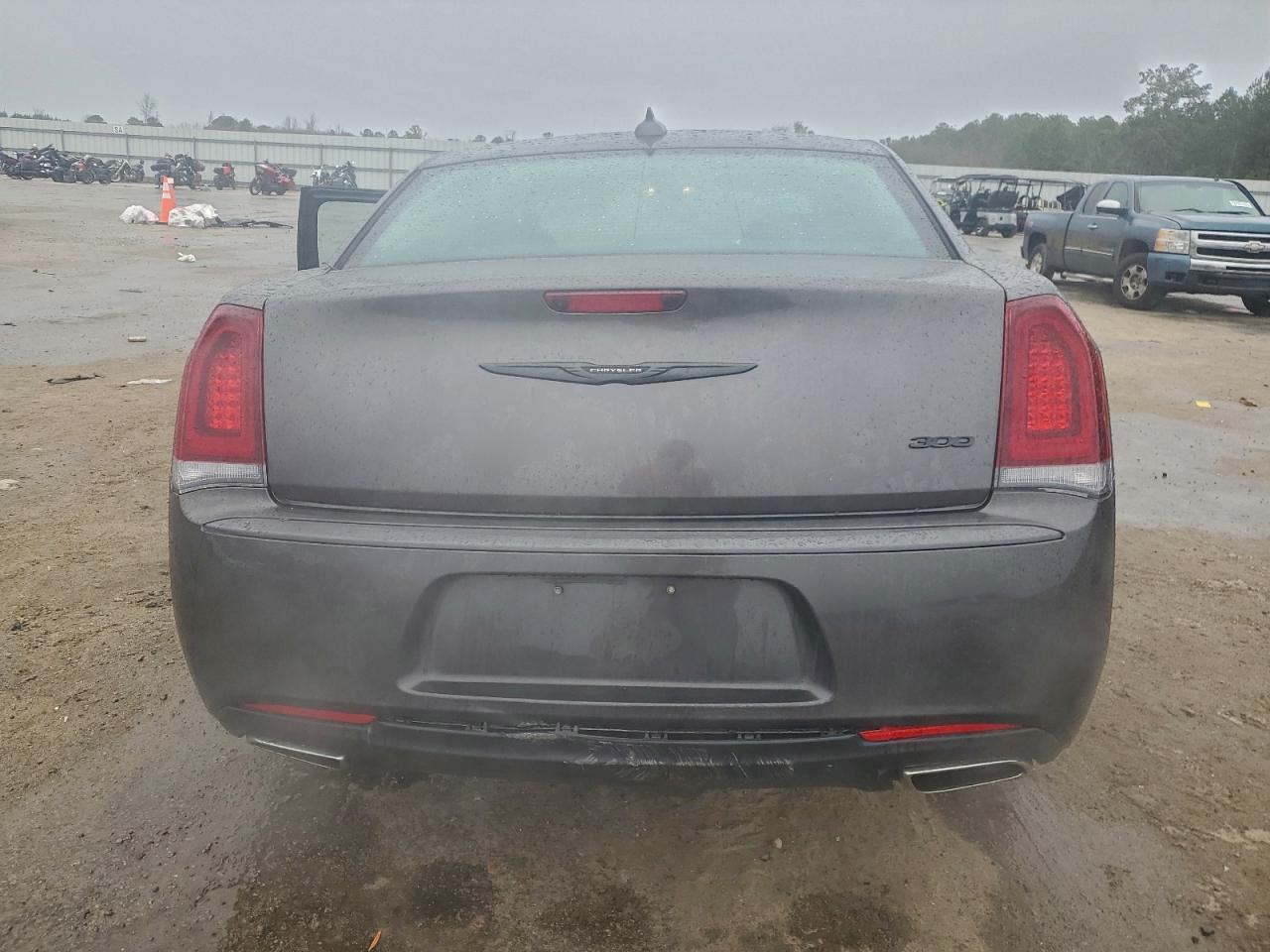 Chrysler 300 Touring Image 8