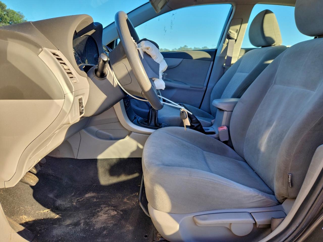 Toyota Corolla Base Image 8