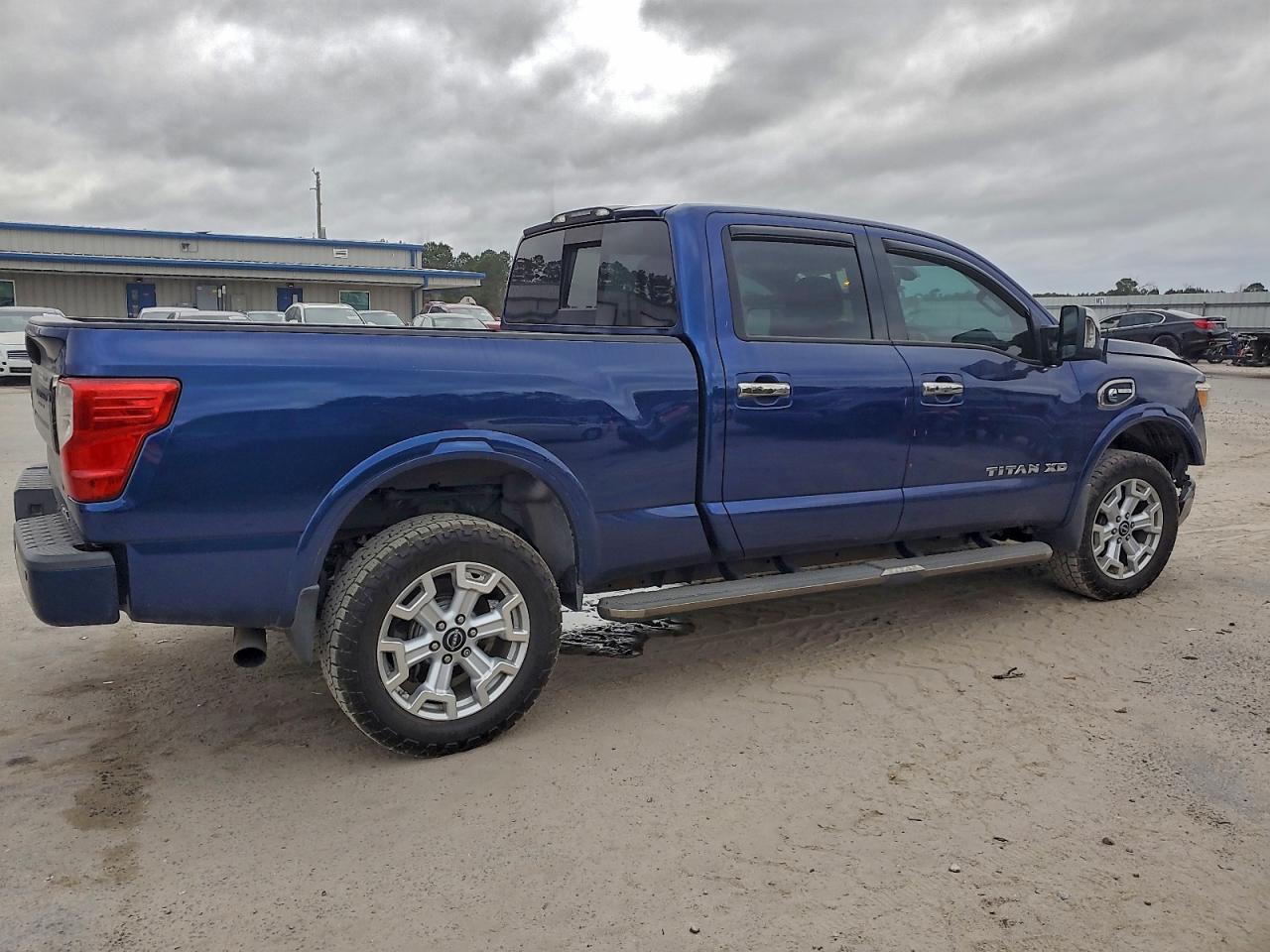 Nissan Titan Sl Image 2