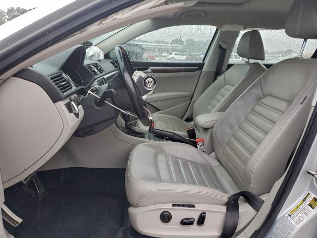 Volkswagen Passat Sel Image 6