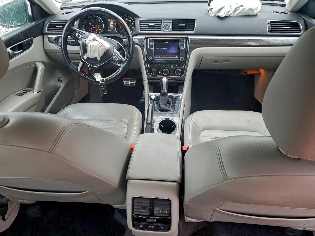 Volkswagen Passat Sel Image 10