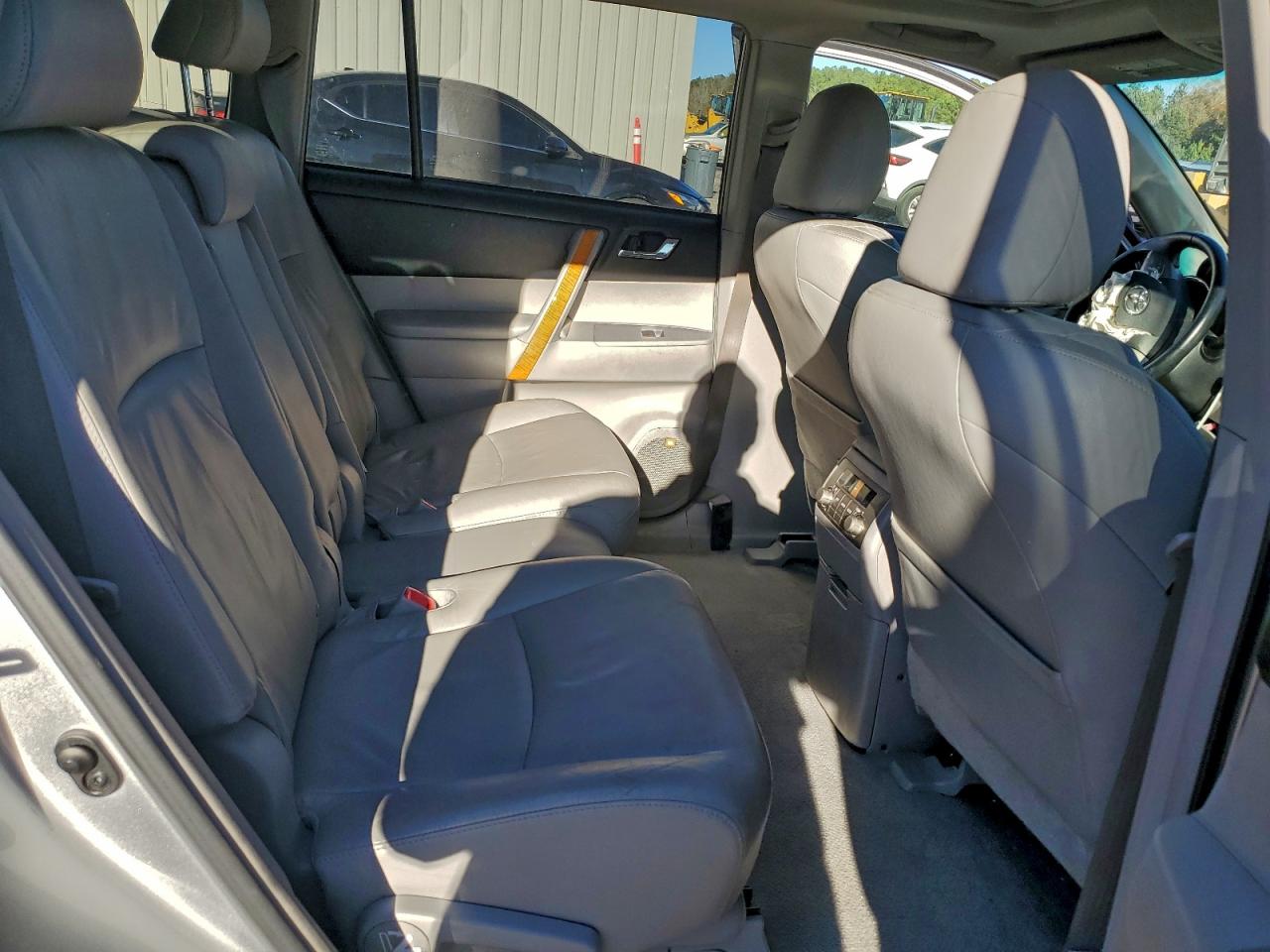 Toyota Highlander Hybrid Limited Image 6