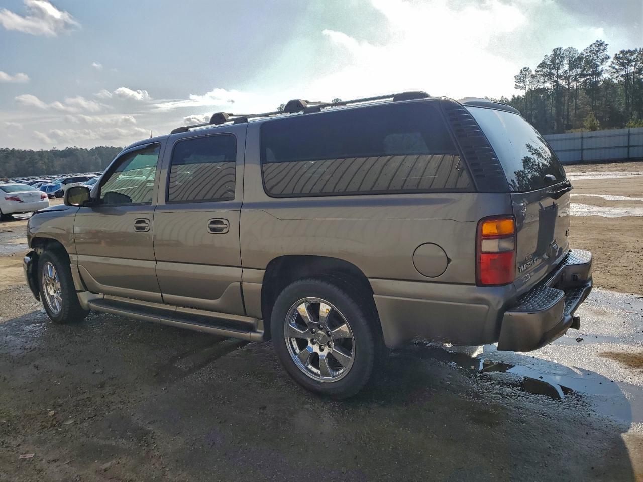 GMC Yukon Denali Image 4