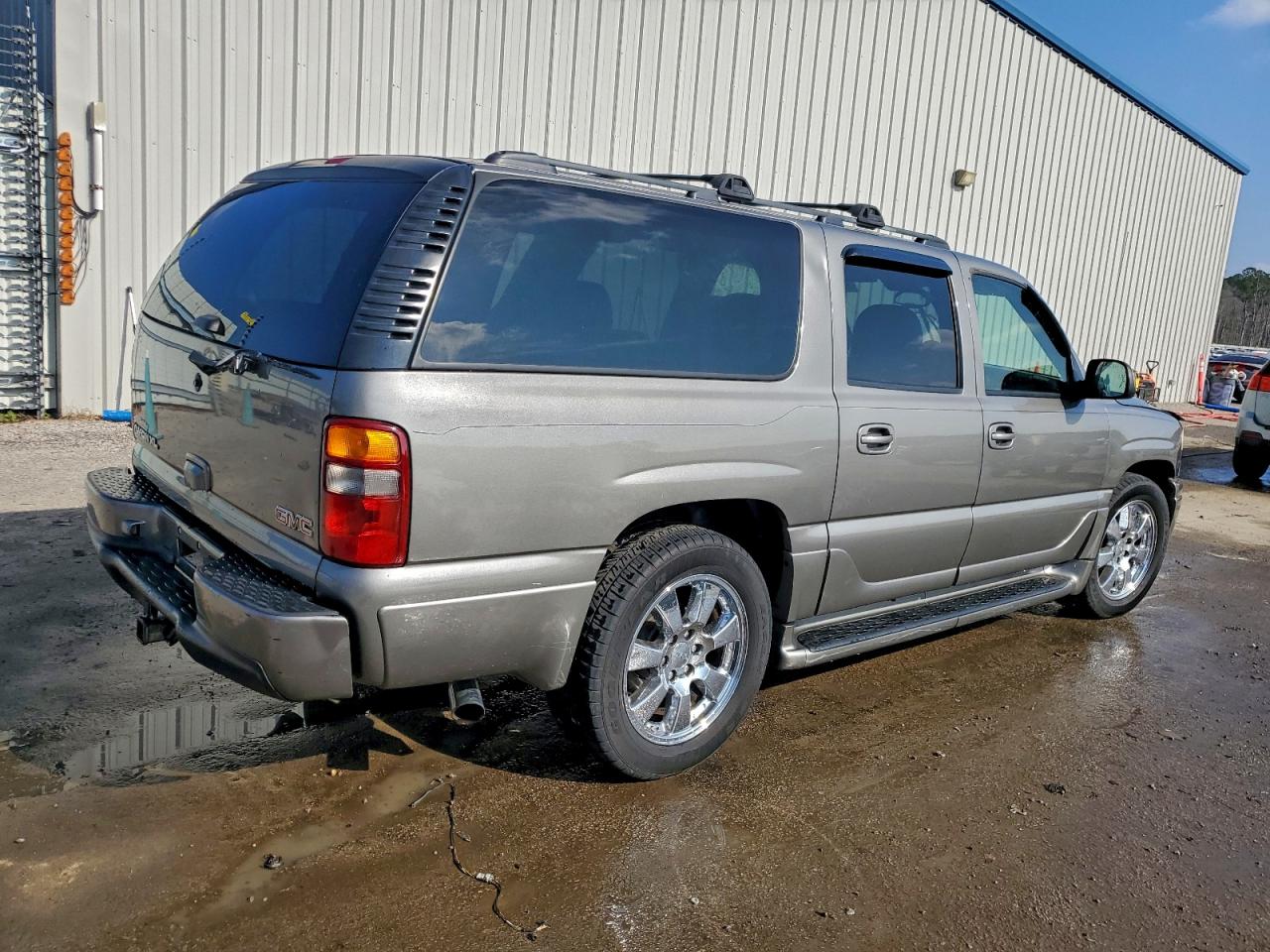 GMC Yukon Denali Image 5