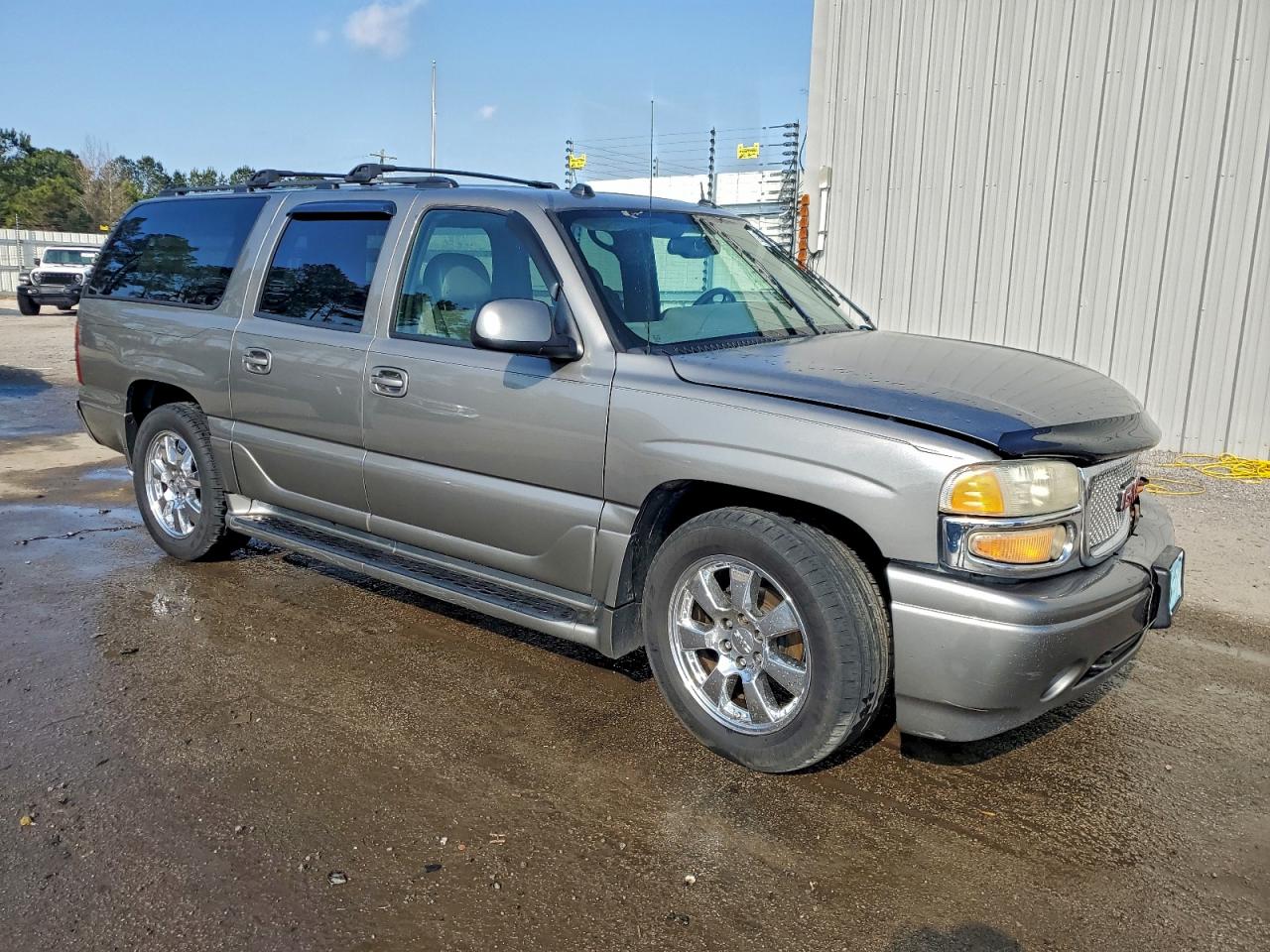 GMC Yukon Denali Image 2