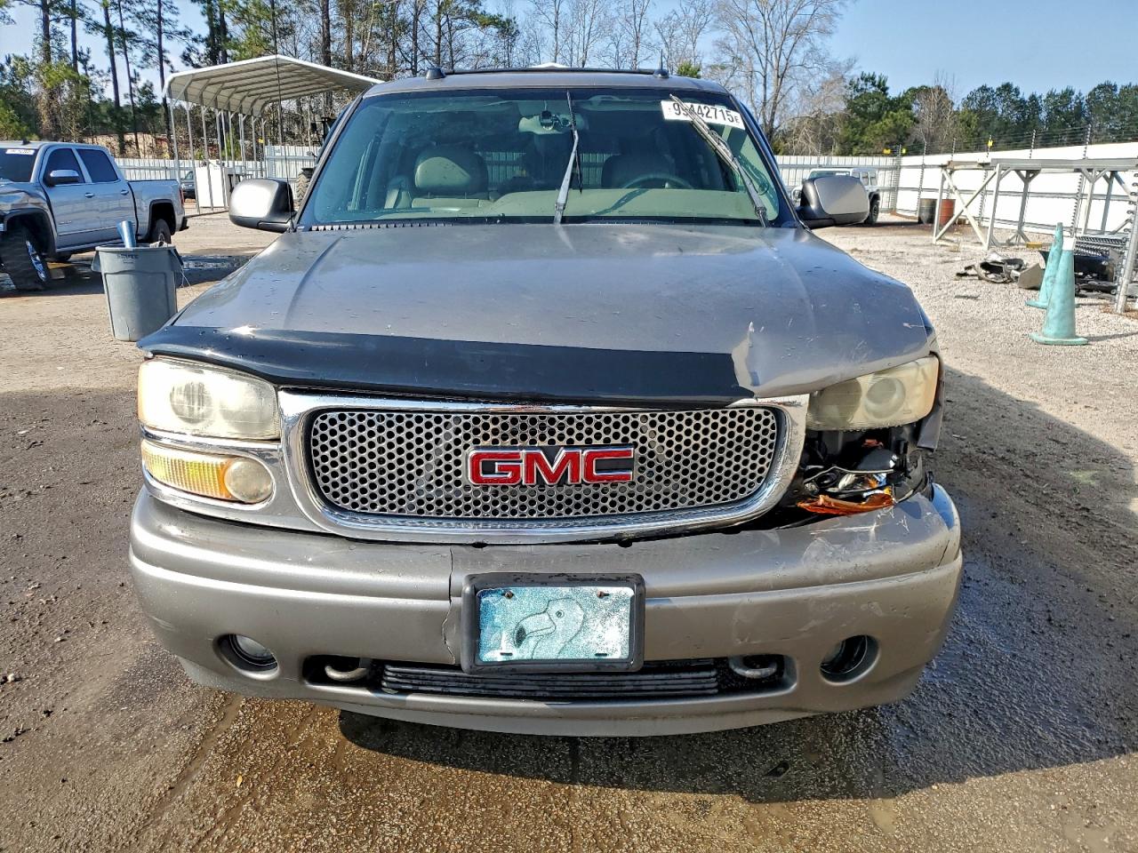 GMC Yukon Denali Image 3