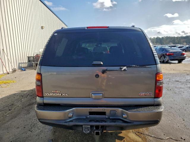 GMC Yukon Denali Image 13