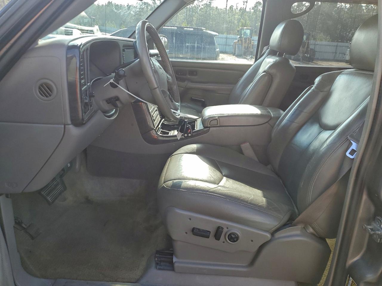 GMC Yukon Denali Image 6