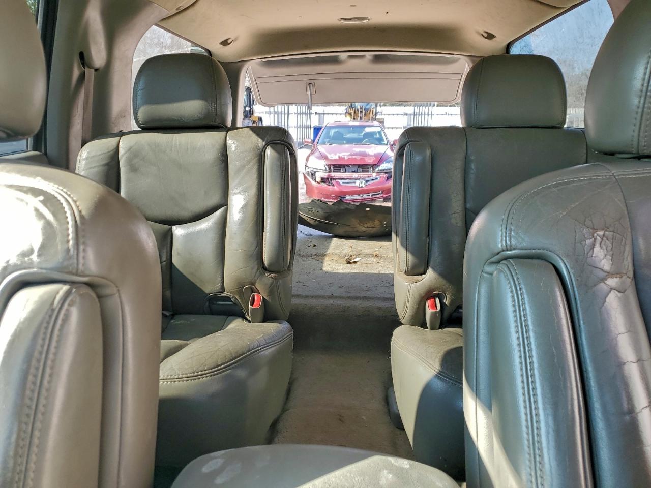 GMC Yukon Denali Image 7