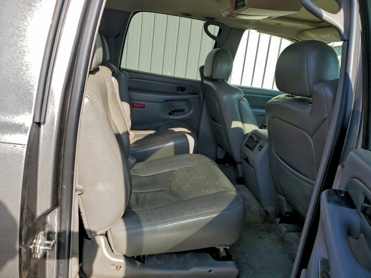 GMC Yukon Denali Image 8