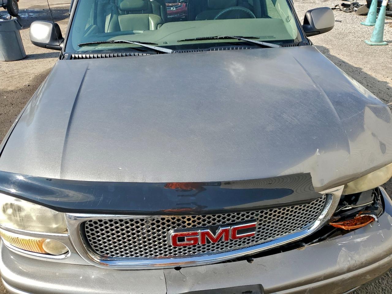 GMC Yukon Denali Image 11